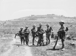 Soldados británicos fuera de Jerusalén, durante el motín antijudío, 1920 de Unbekannt Unbekannt